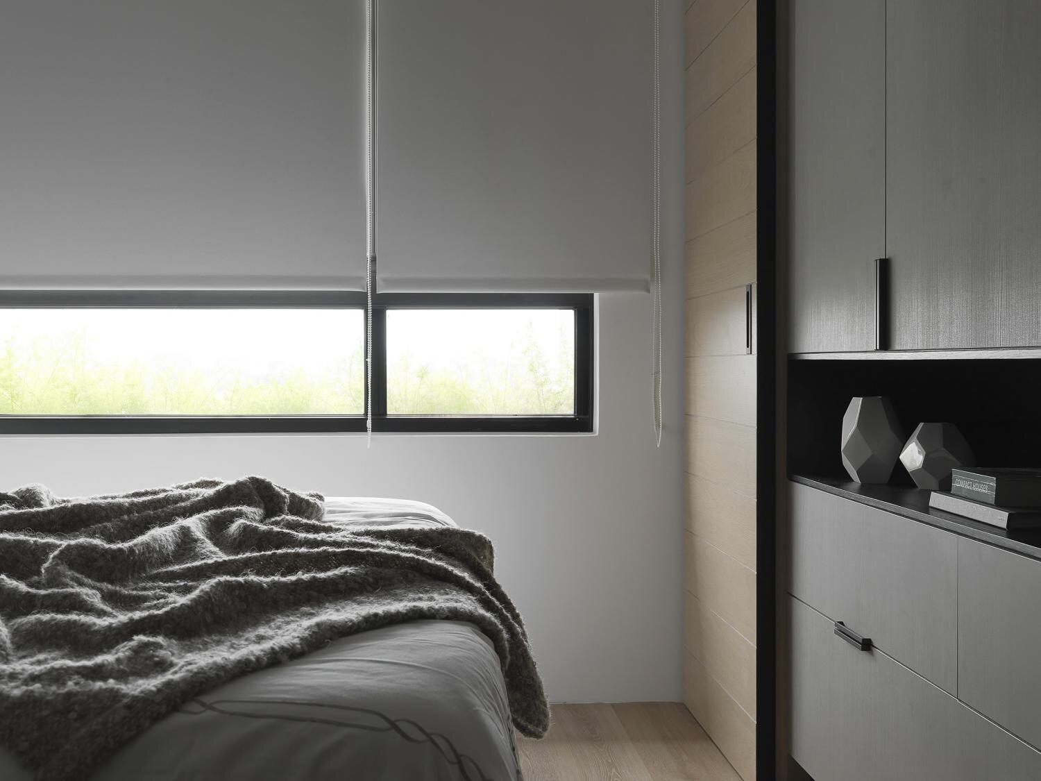 材質(zhì)限定功能邊界丨玻璃書(shū)房——暗系家裝里的一道光