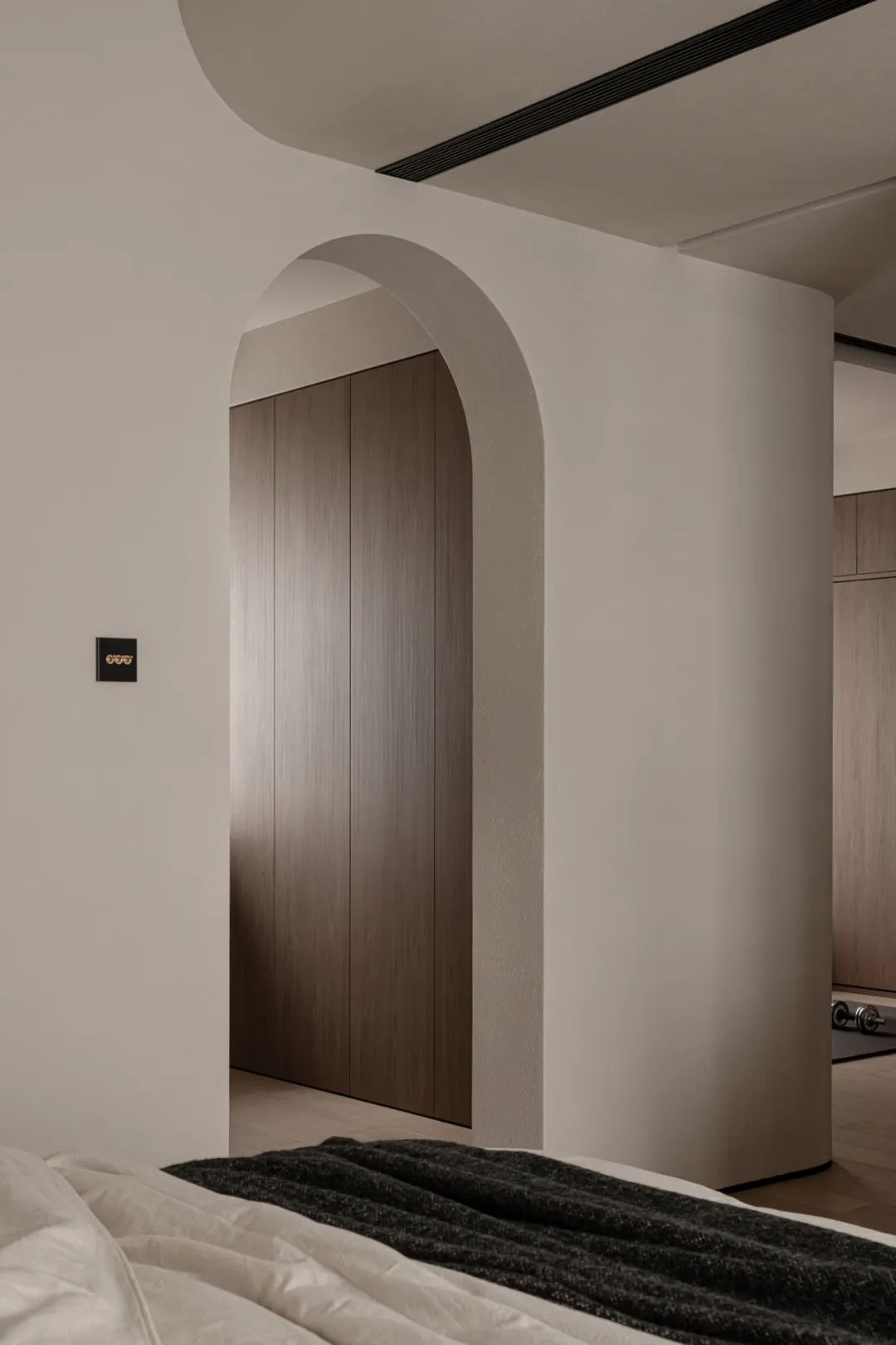 樸素用色大膽拆改丨健身房、衣帽間，他家“圓潤(rùn)”又全能