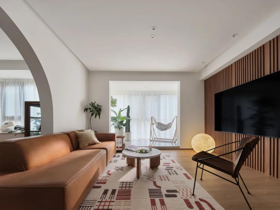 質感與溫度交融，木質的藝術之家，簡約線條勾勒多樣生活