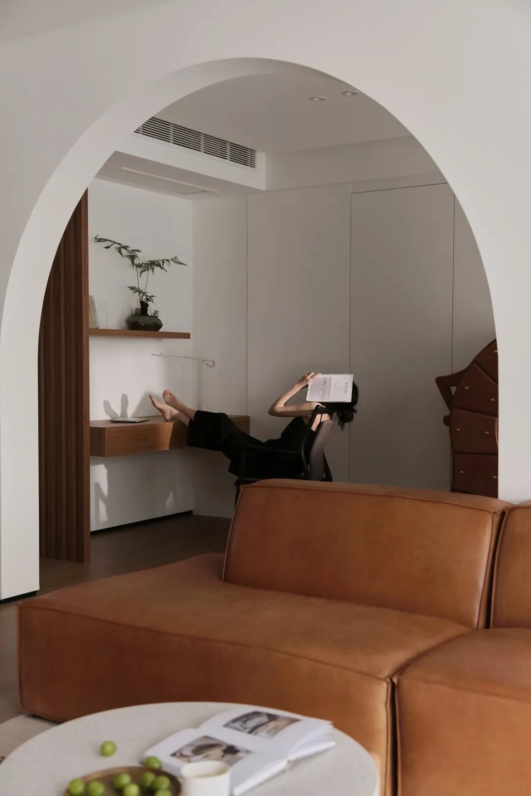 質感與溫度交融，木質的藝術之家，簡約線條勾勒多樣生活