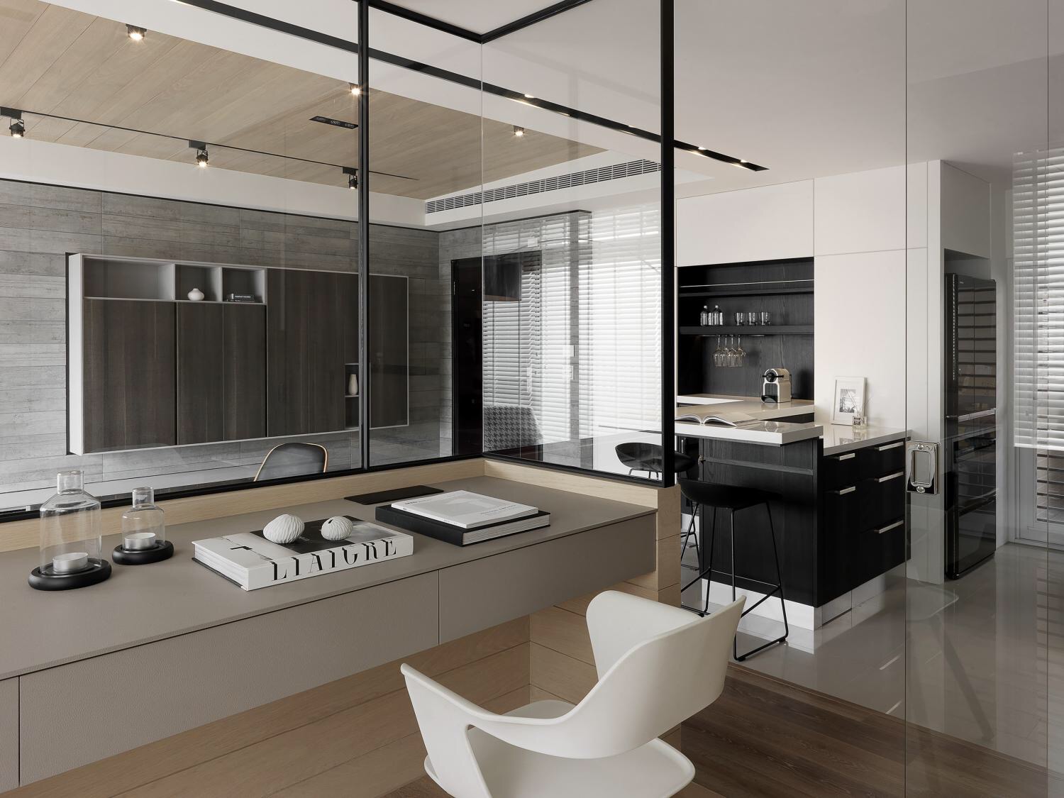 材質(zhì)限定功能邊界丨玻璃書(shū)房——暗系家裝里的一道光