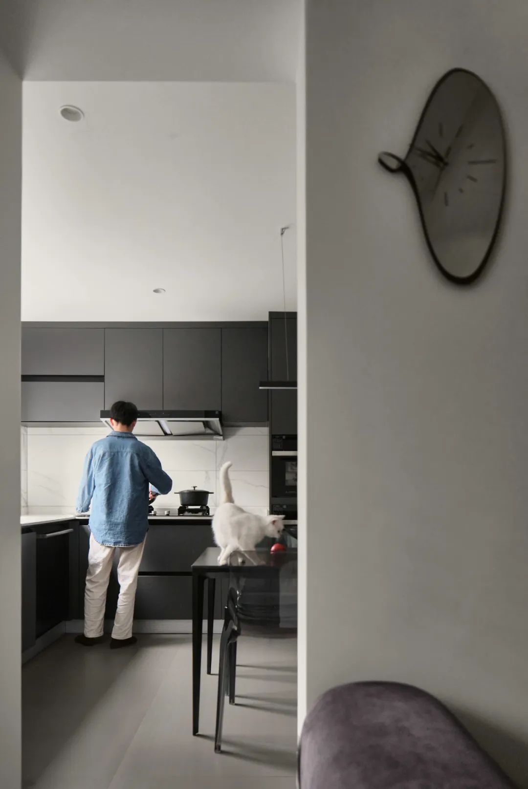 輕墨淡彩丨鏟屎官的前衛(wèi)自宅，黑白濾鏡下的獨(dú)居日常