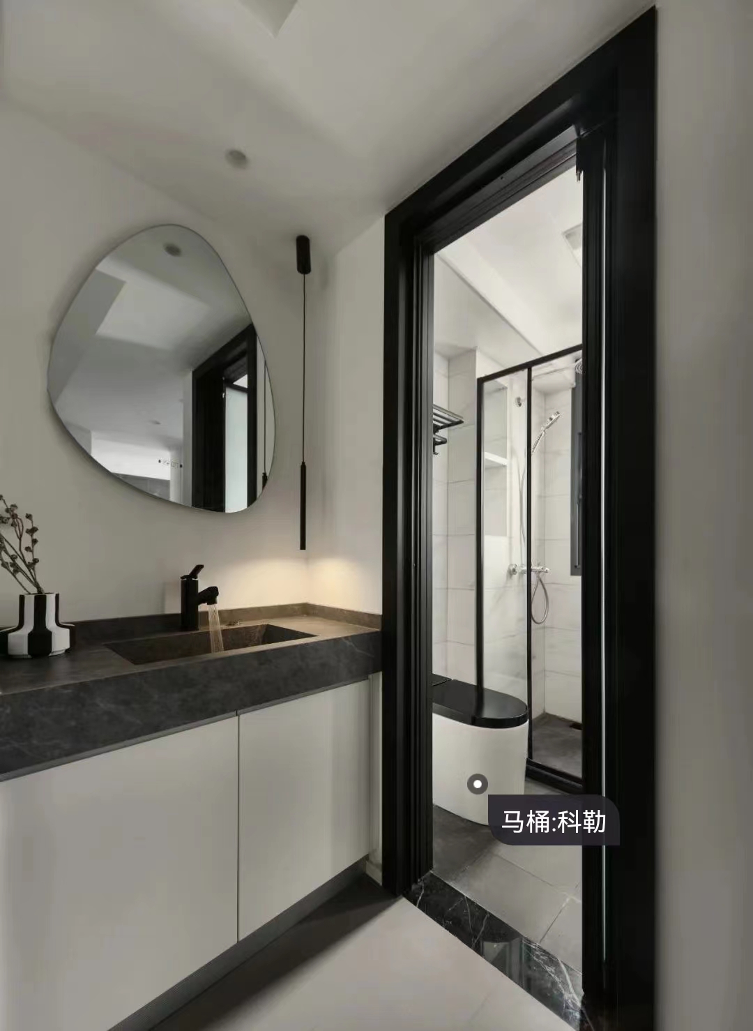 輕墨淡彩丨鏟屎官的前衛(wèi)自宅，黑白濾鏡下的獨(dú)居日常