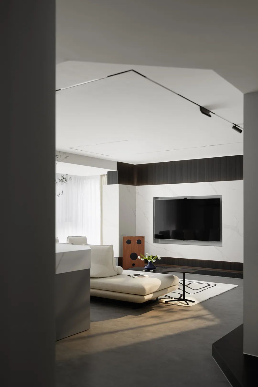 小兩口住躍層還能裝出溫度？細節精準把控詮釋大而不空