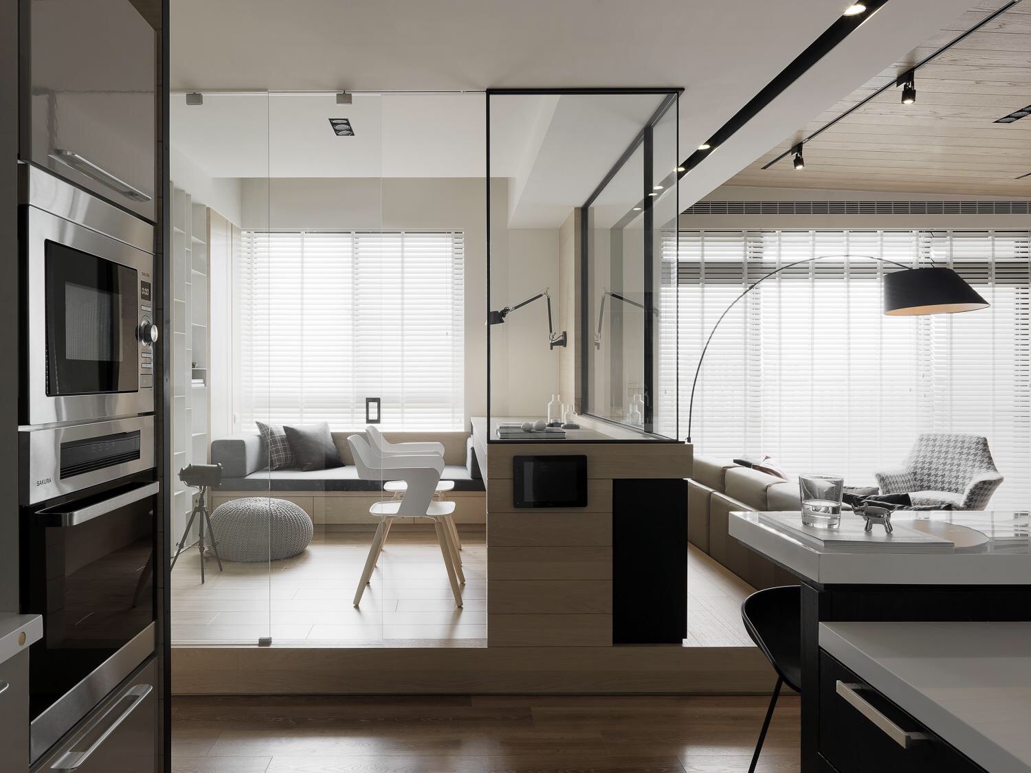 材質(zhì)限定功能邊界丨玻璃書(shū)房——暗系家裝里的一道光