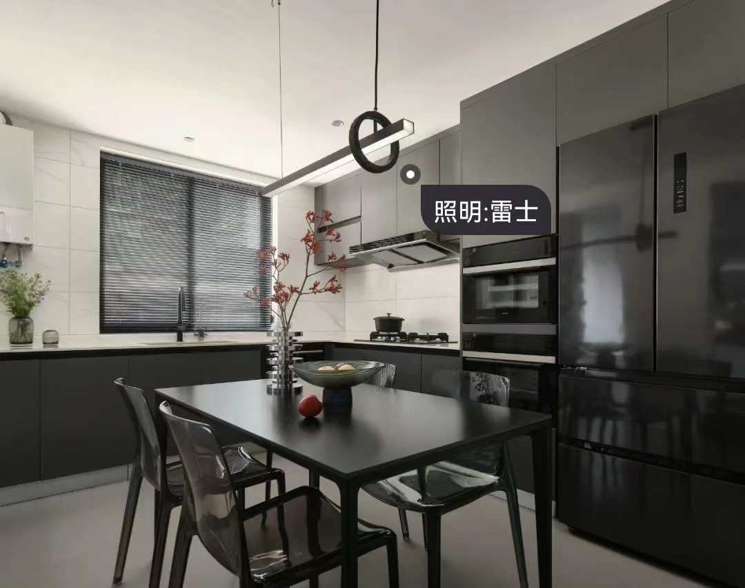 輕墨淡彩丨鏟屎官的前衛(wèi)自宅，黑白濾鏡下的獨(dú)居日常