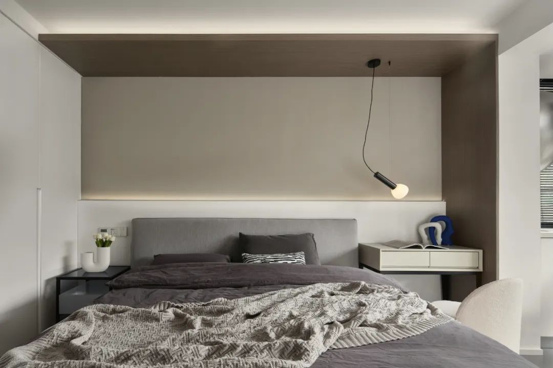 輕墨淡彩丨鏟屎官的前衛(wèi)自宅，黑白濾鏡下的獨(dú)居日常