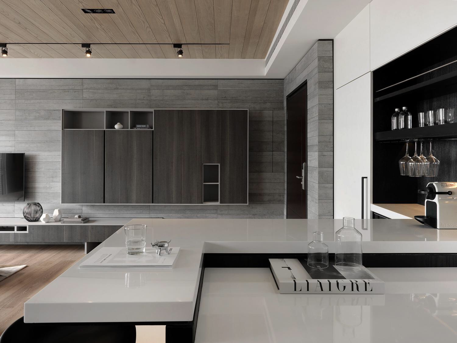 材質(zhì)限定功能邊界丨玻璃書(shū)房——暗系家裝里的一道光