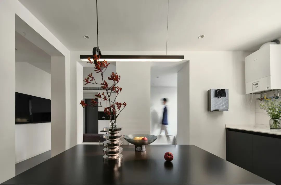 輕墨淡彩丨鏟屎官的前衛(wèi)自宅，黑白濾鏡下的獨(dú)居日常