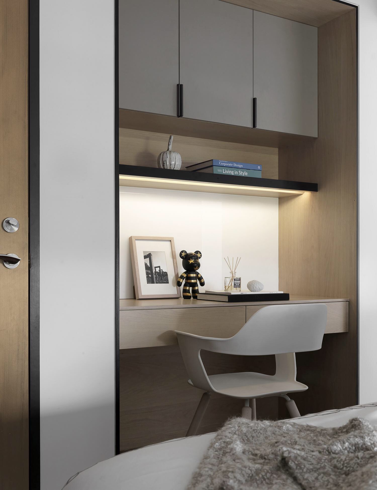 材質(zhì)限定功能邊界丨玻璃書(shū)房——暗系家裝里的一道光