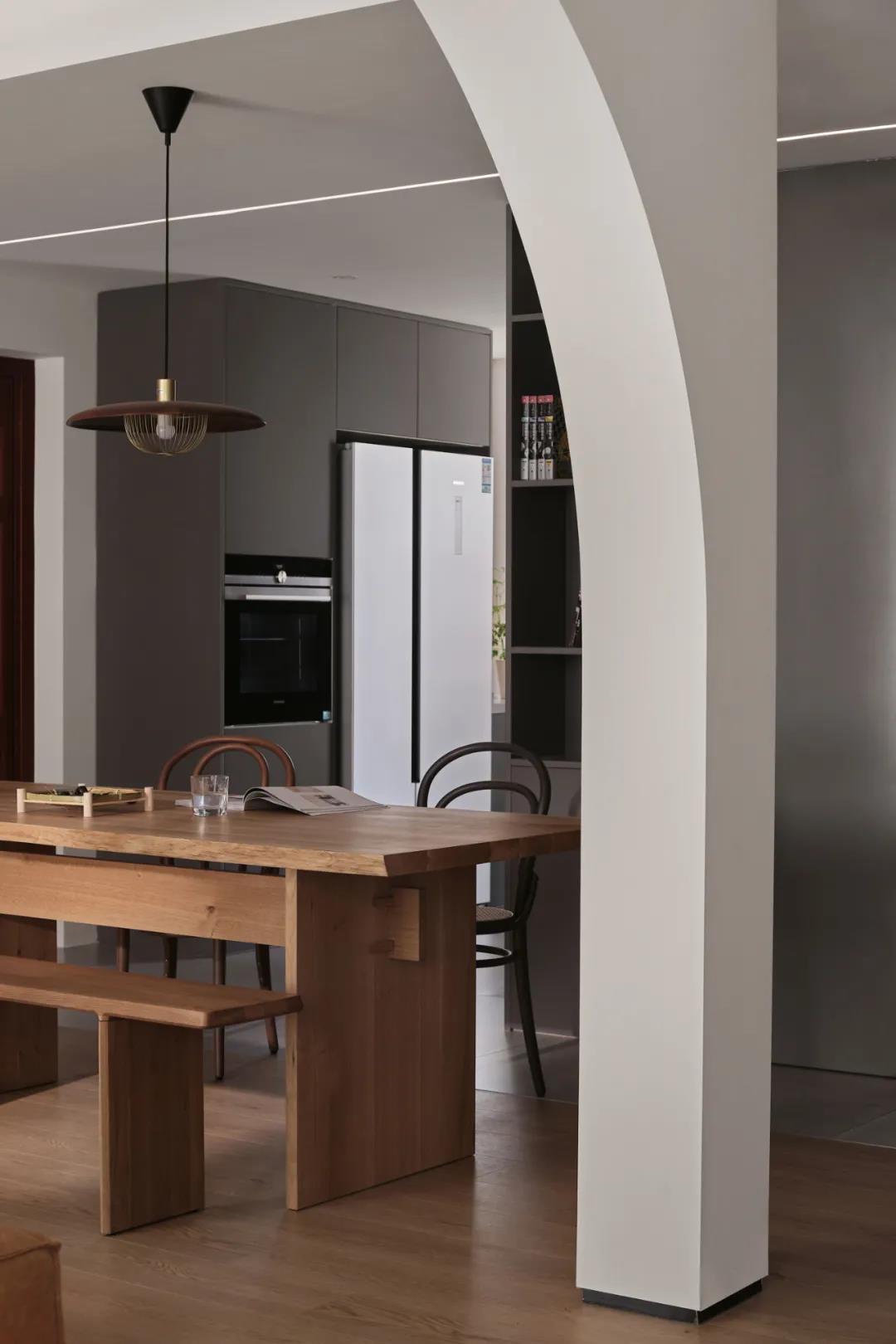 質感與溫度交融，木質的藝術之家，簡約線條勾勒多樣生活