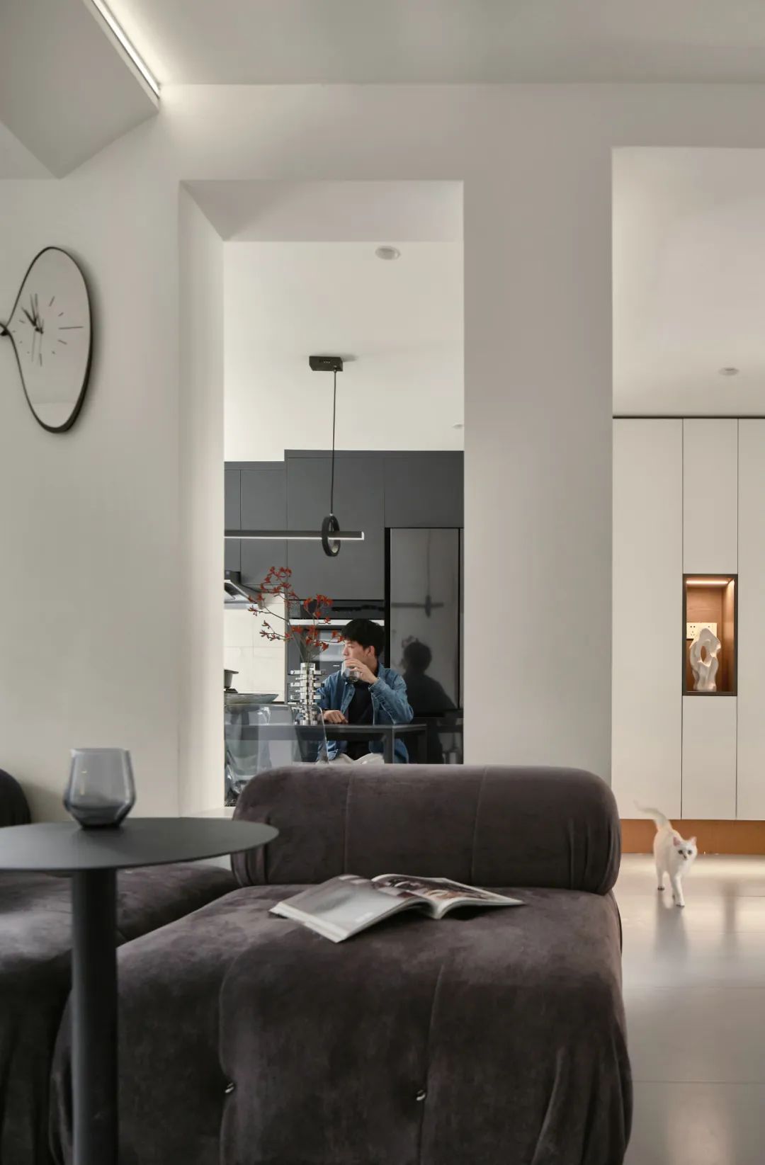 輕墨淡彩丨鏟屎官的前衛(wèi)自宅，黑白濾鏡下的獨(dú)居日常