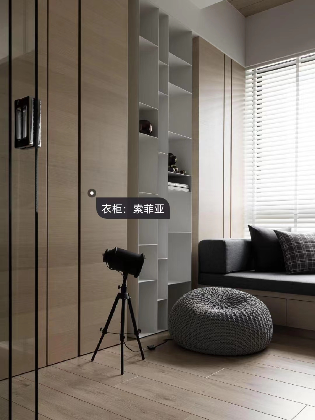 材質(zhì)限定功能邊界丨玻璃書(shū)房——暗系家裝里的一道光