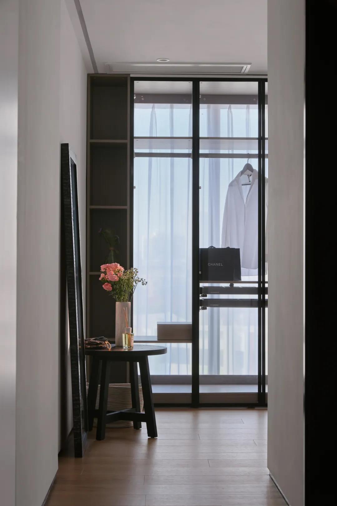 質感與溫度交融，木質的藝術之家，簡約線條勾勒多樣生活