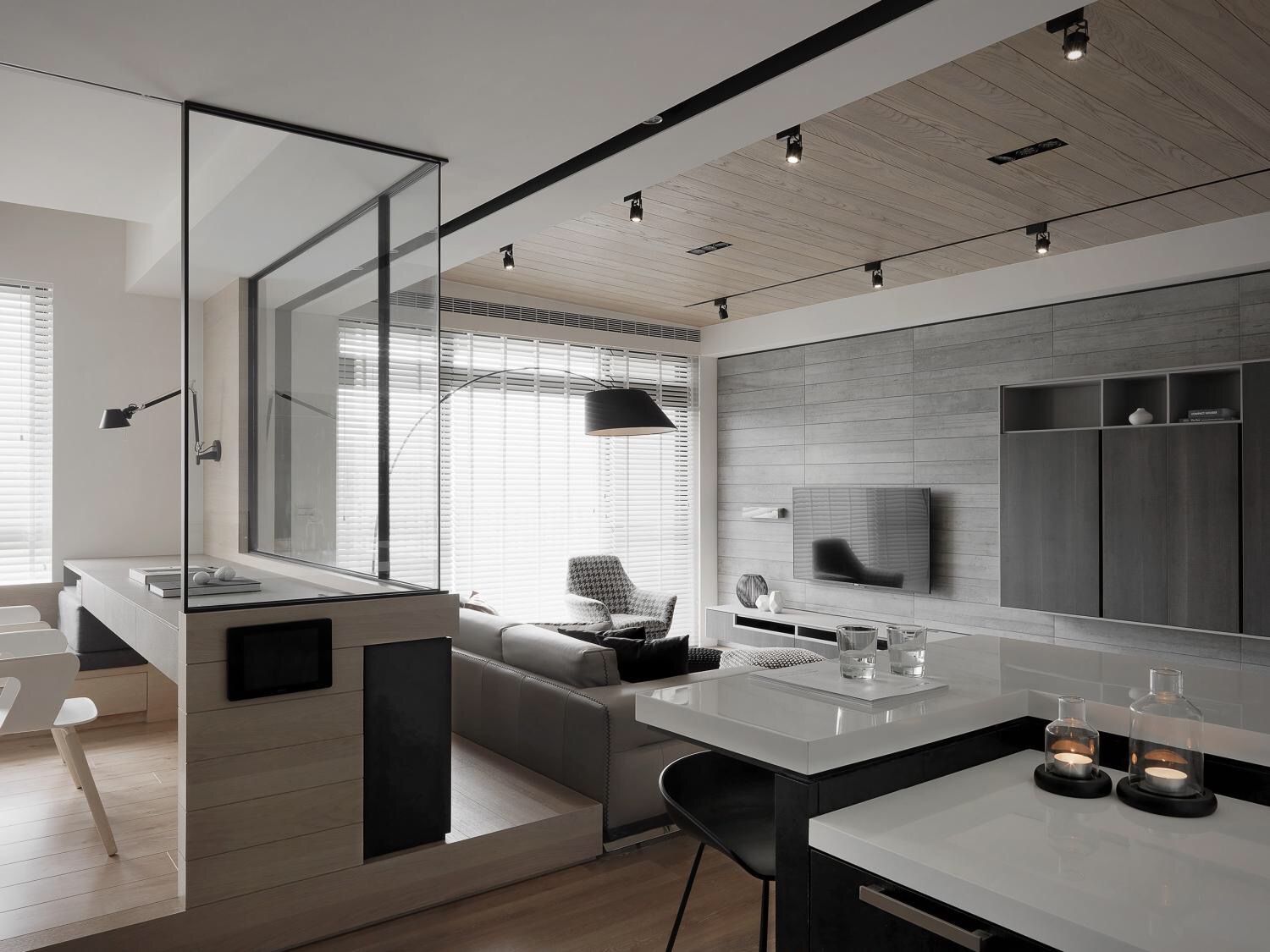 材質(zhì)限定功能邊界丨玻璃書(shū)房——暗系家裝里的一道光