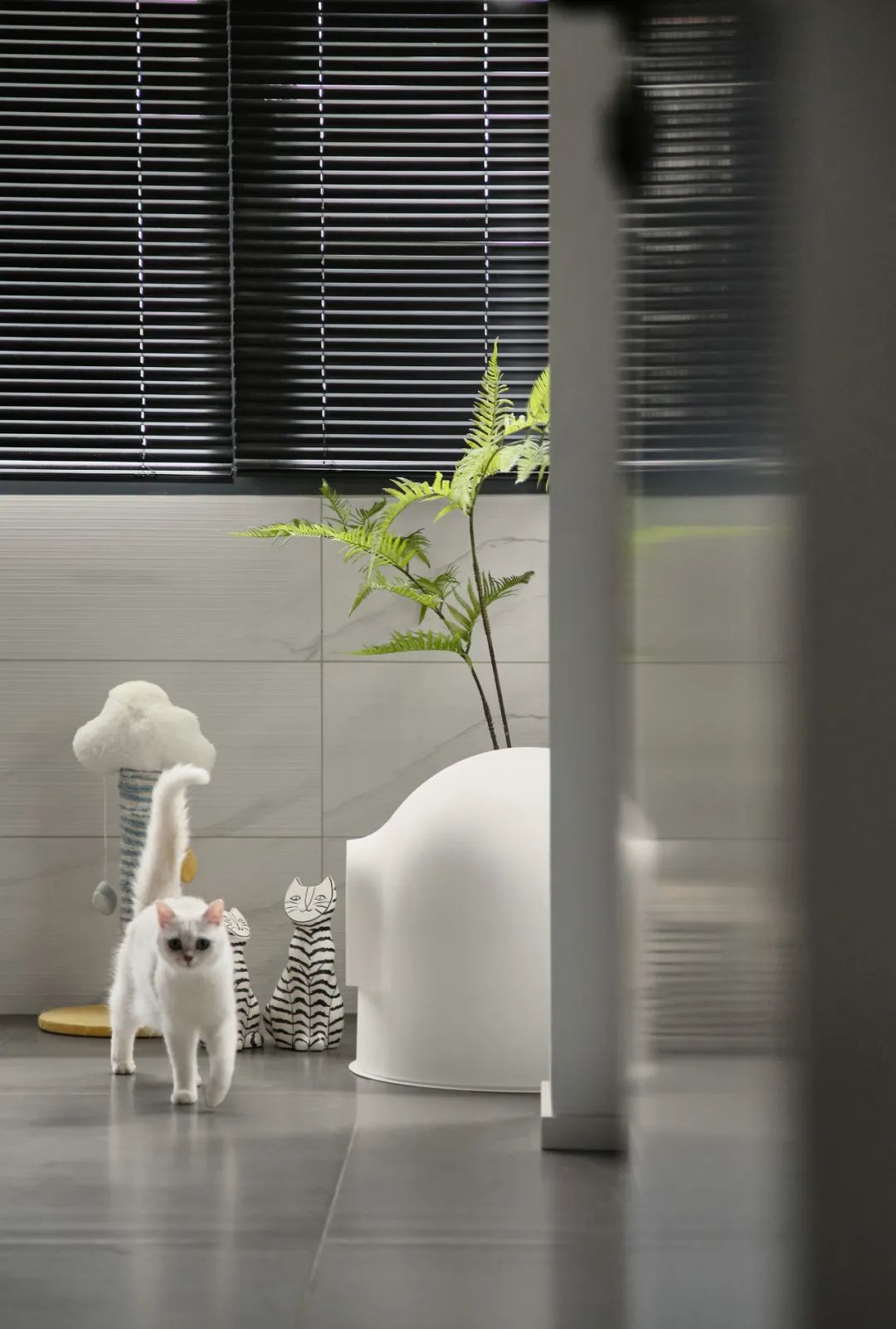 輕墨淡彩丨鏟屎官的前衛(wèi)自宅，黑白濾鏡下的獨(dú)居日常