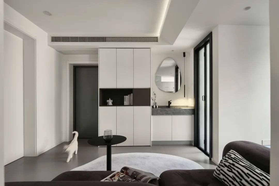 輕墨淡彩丨鏟屎官的前衛(wèi)自宅，黑白濾鏡下的獨(dú)居日常