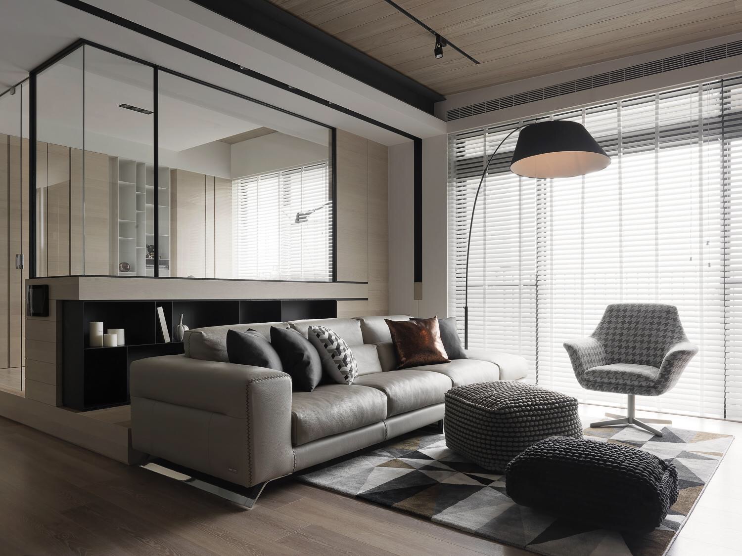 材質(zhì)限定功能邊界丨玻璃書(shū)房——暗系家裝里的一道光