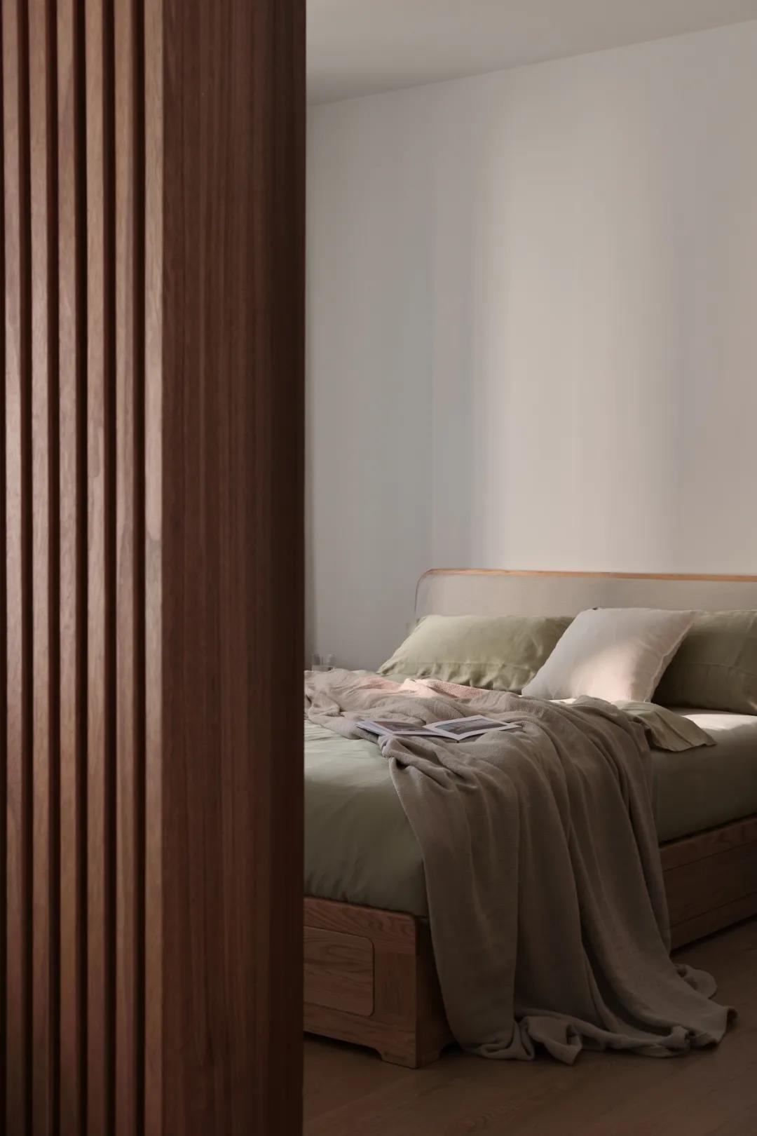 質感與溫度交融，木質的藝術之家，簡約線條勾勒多樣生活