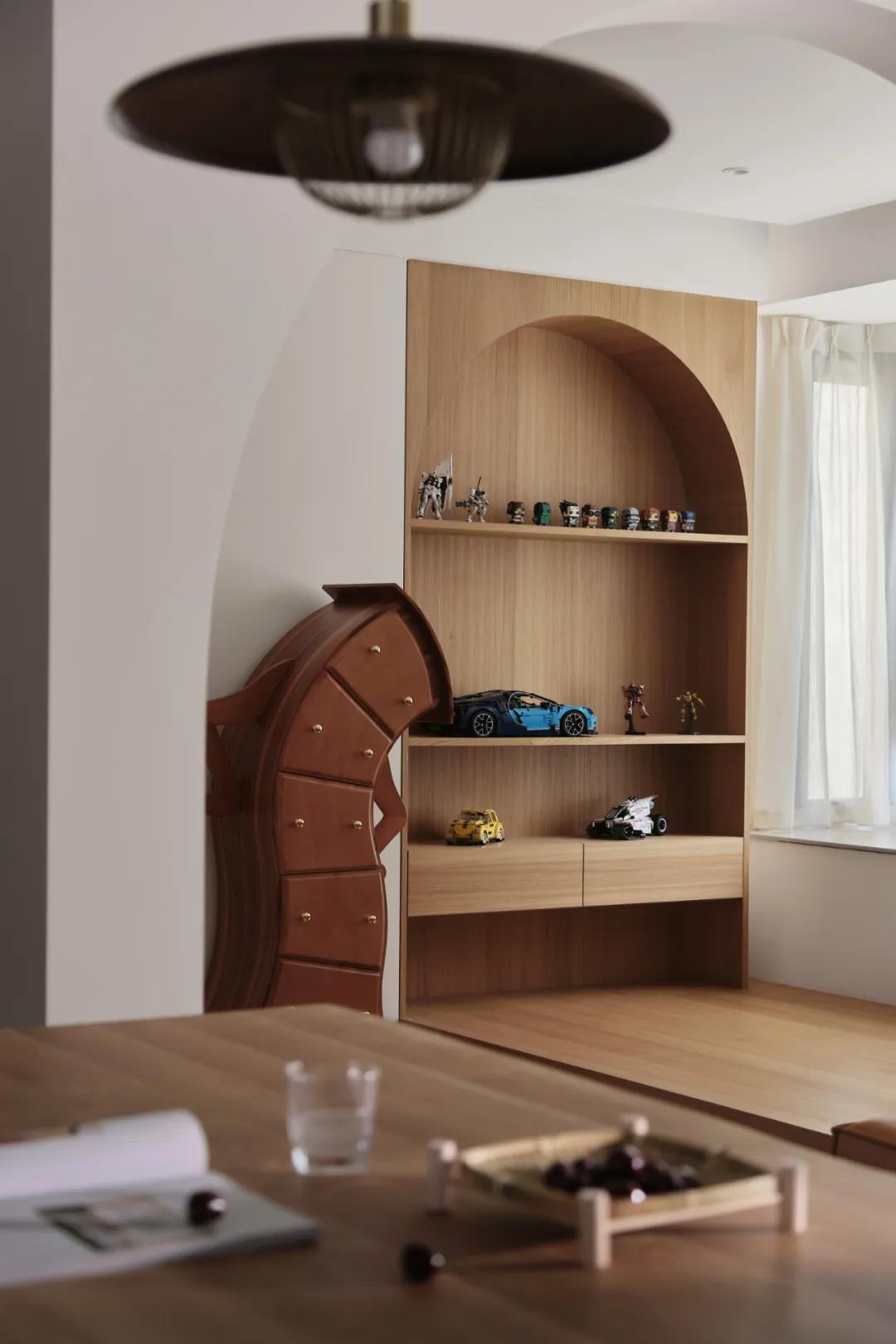 質感與溫度交融，木質的藝術之家，簡約線條勾勒多樣生活