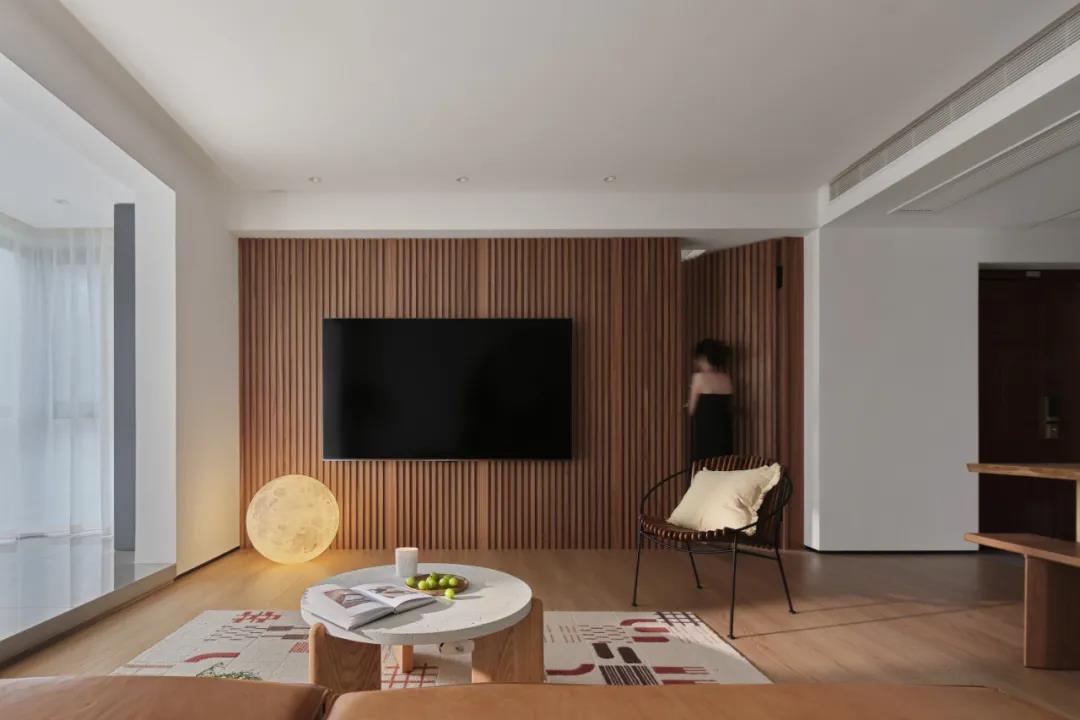 質感與溫度交融，木質的藝術之家，簡約線條勾勒多樣生活