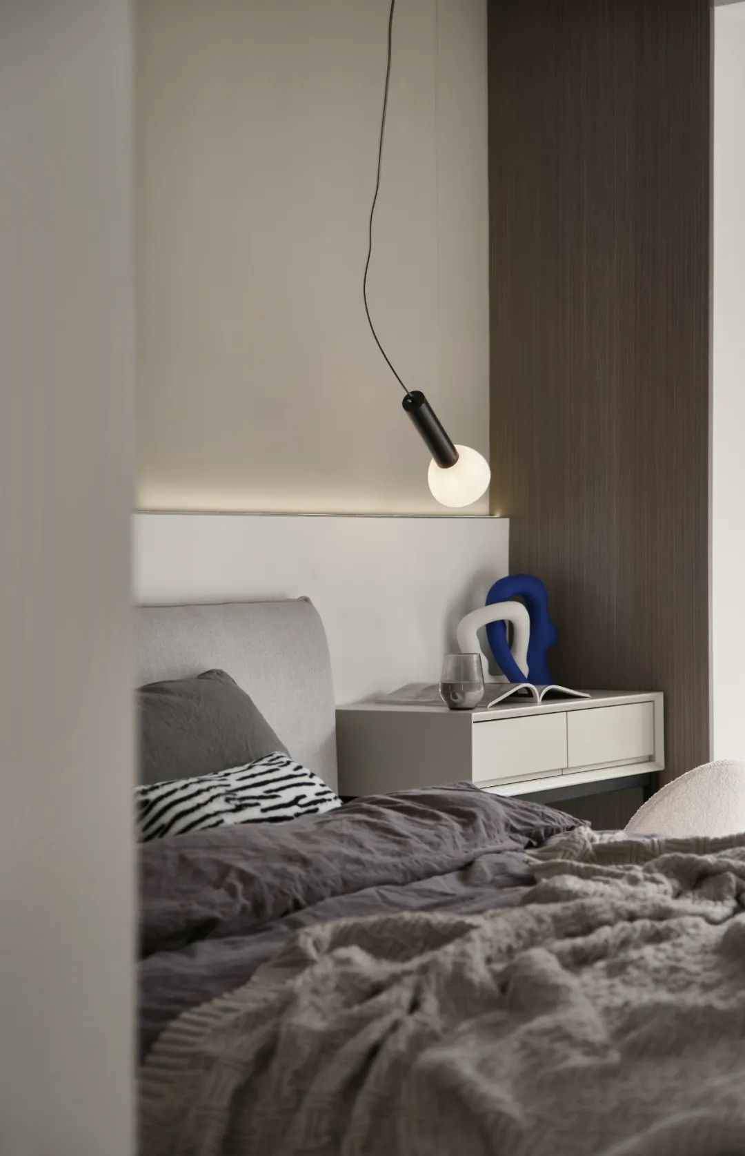 輕墨淡彩丨鏟屎官的前衛(wèi)自宅，黑白濾鏡下的獨(dú)居日常