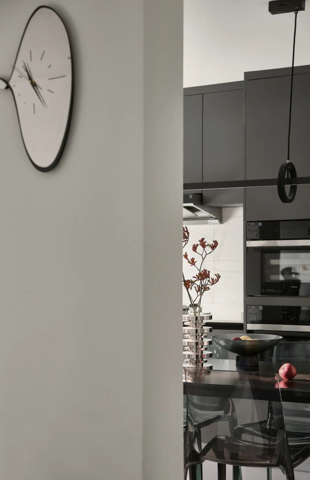 輕墨淡彩丨鏟屎官的前衛(wèi)自宅，黑白濾鏡下的獨(dú)居日常