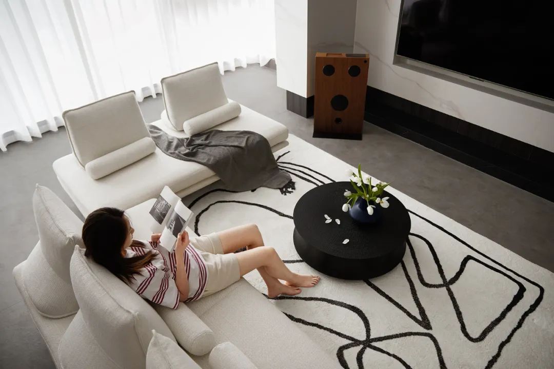 小兩口住躍層還能裝出溫度？細節精準把控詮釋大而不空