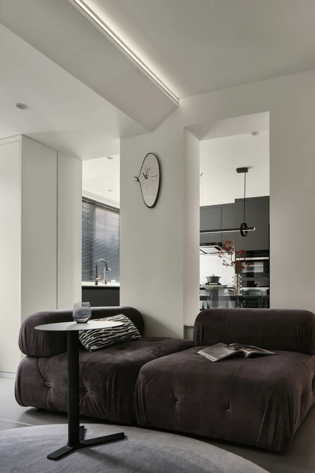 輕墨淡彩丨鏟屎官的前衛(wèi)自宅，黑白濾鏡下的獨(dú)居日常