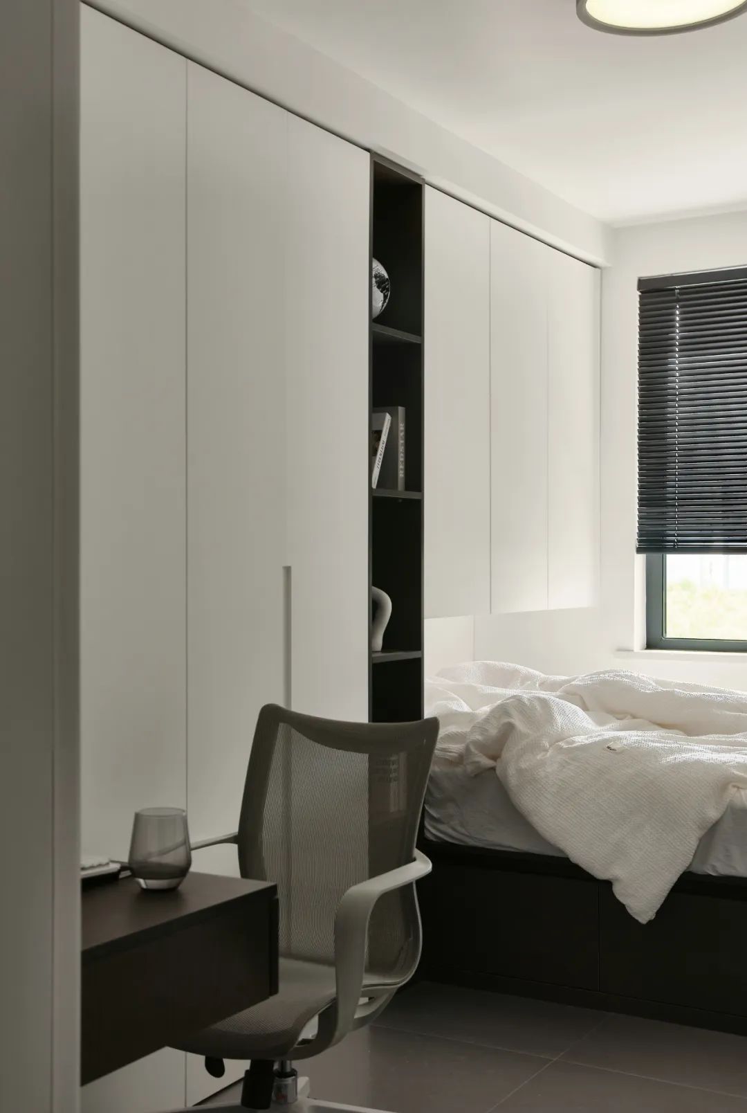 輕墨淡彩丨鏟屎官的前衛(wèi)自宅，黑白濾鏡下的獨(dú)居日常