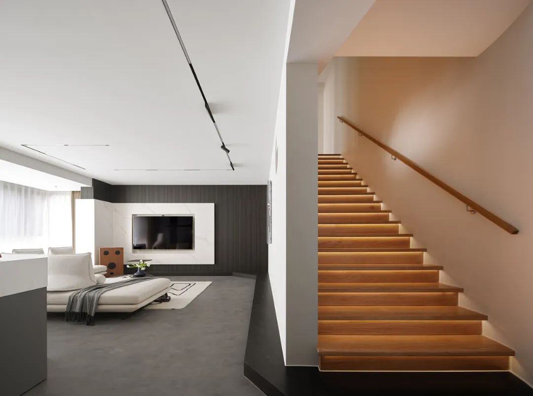 小兩口住躍層還能裝出溫度？細節精準把控詮釋大而不空