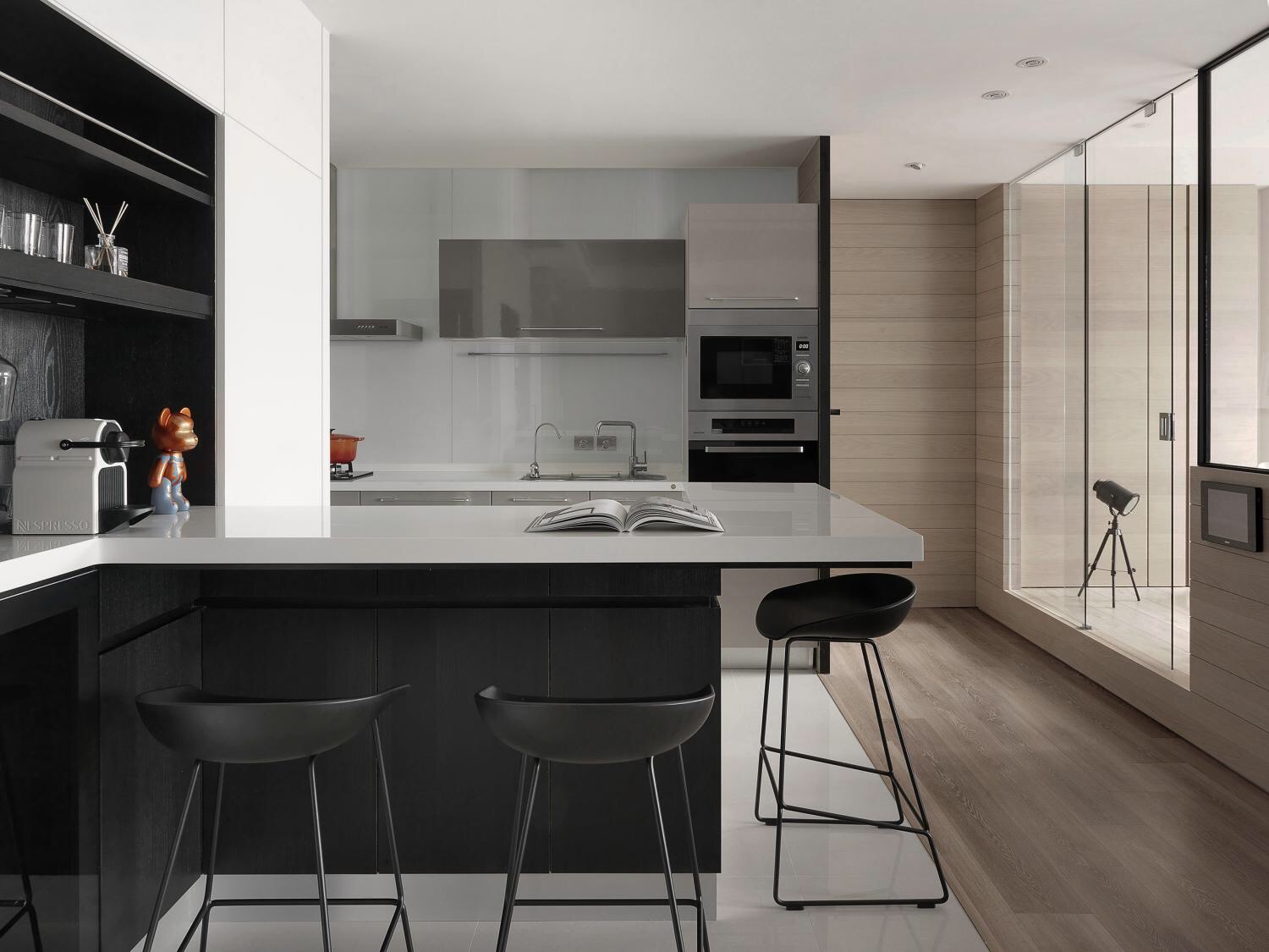 材質(zhì)限定功能邊界丨玻璃書(shū)房——暗系家裝里的一道光