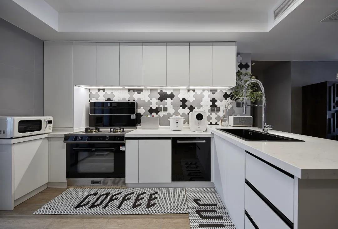 全屋通鋪魚骨紋、幾何分割裝飾墻，LDK的正確打開方式