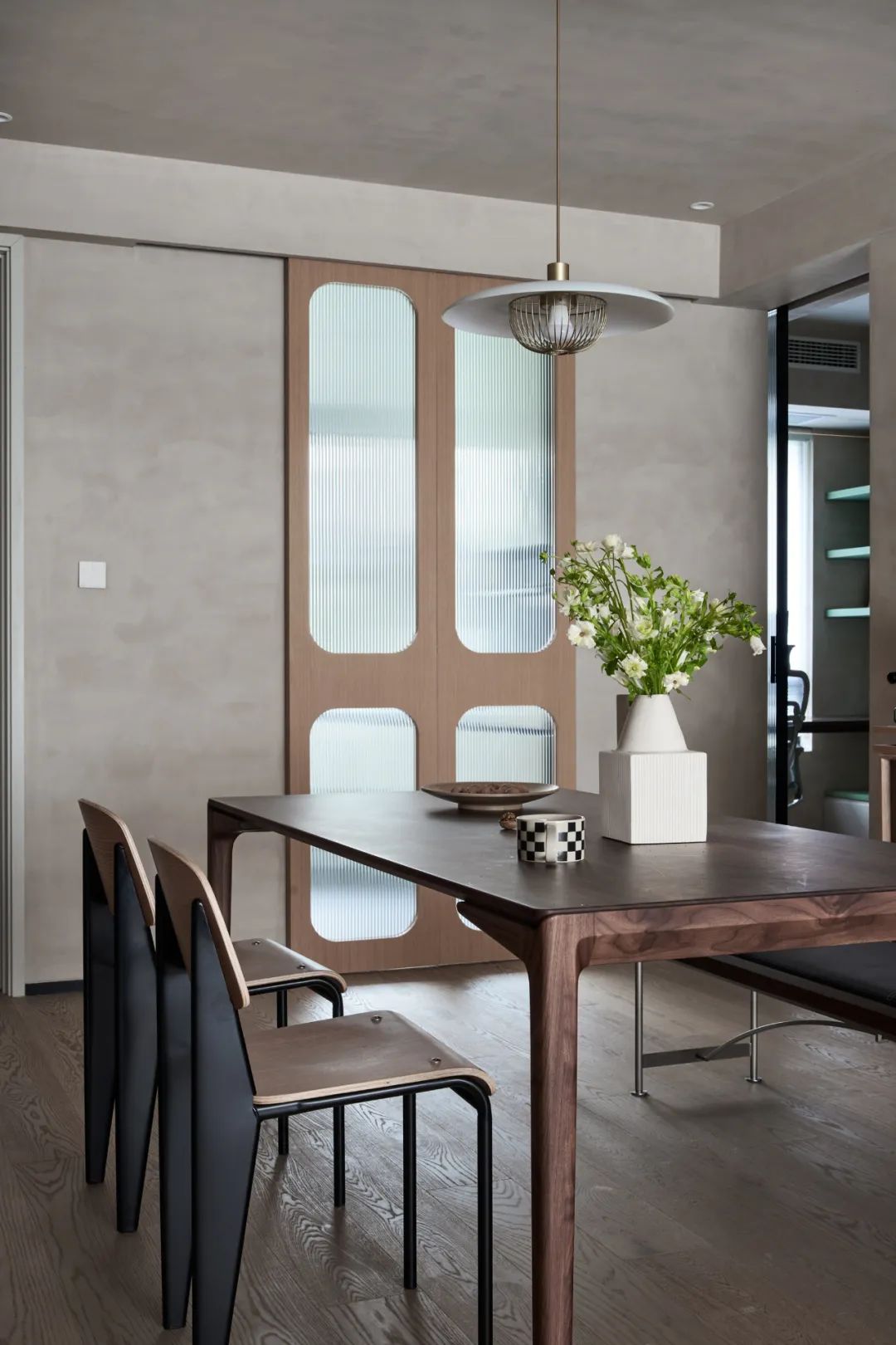 還在通刷大白墻?打破束縛的微水泥,中古家具的官宣底襯