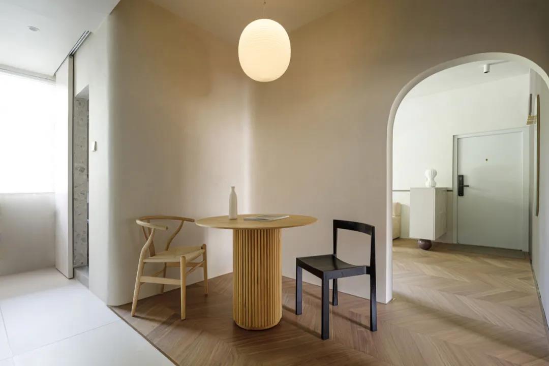 灰度變化拼出無界風格，細節把控磨平生活“棱角”