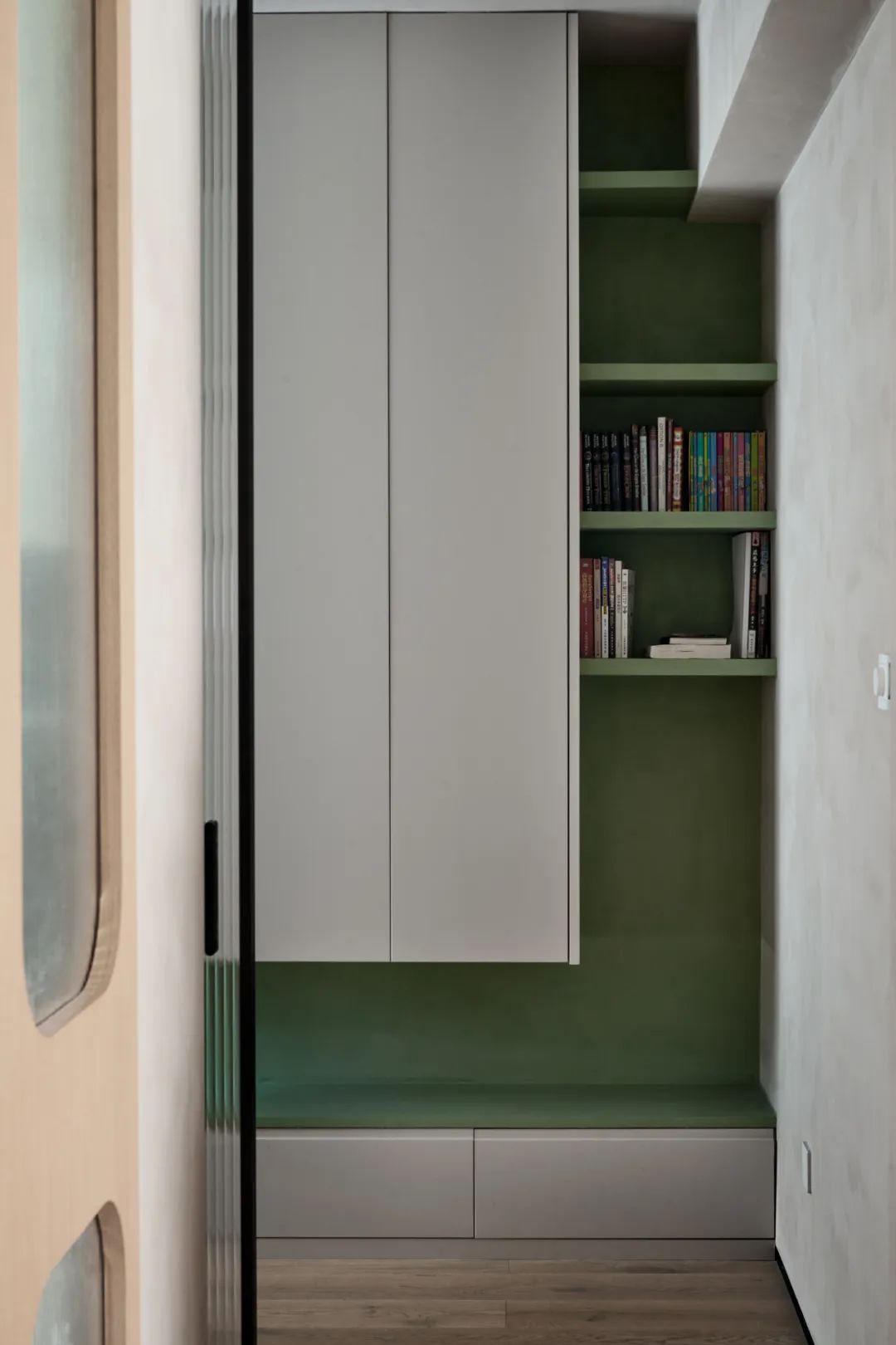 還在通刷大白墻?打破束縛的微水泥,中古家具的官宣底襯