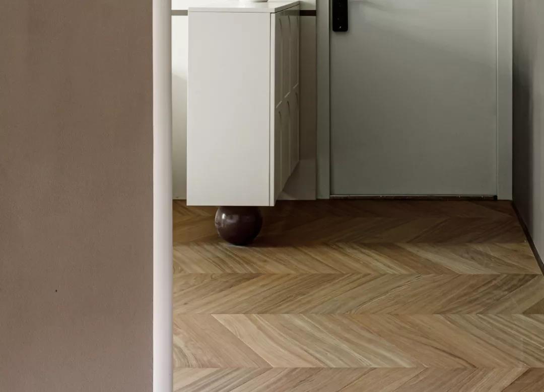 灰度變化拼出無界風格，細節把控磨平生活“棱角”