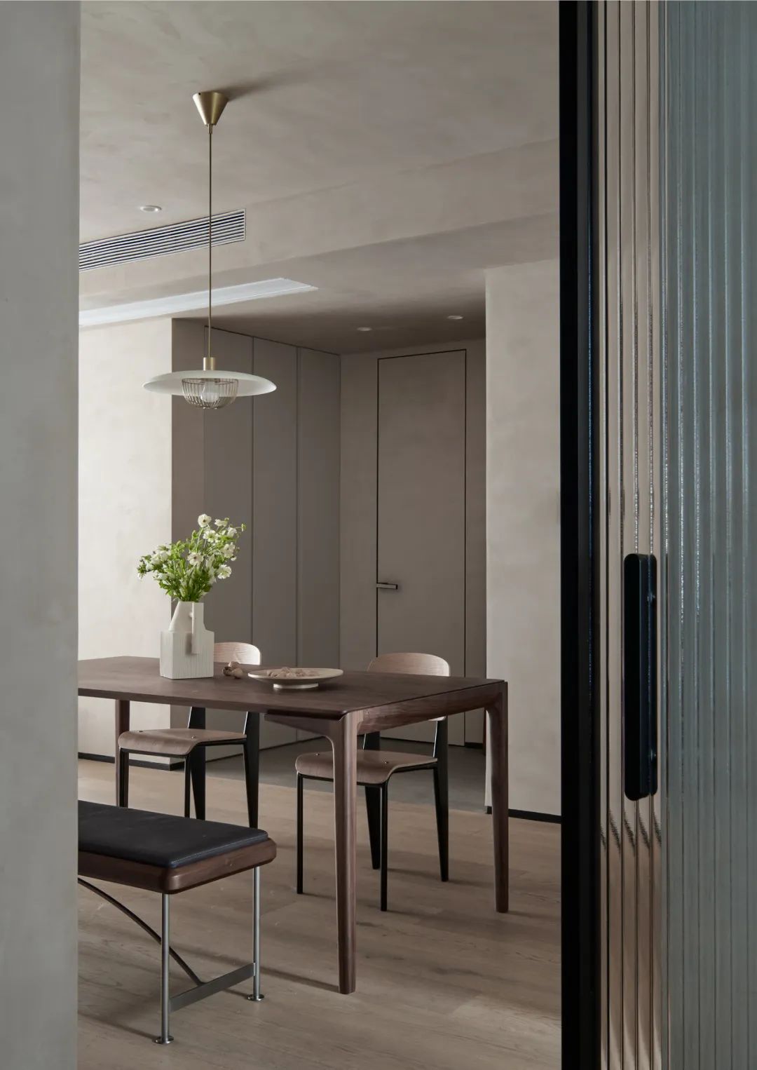 還在通刷大白墻？打破束縛的微水泥，中古家具的官宣底襯