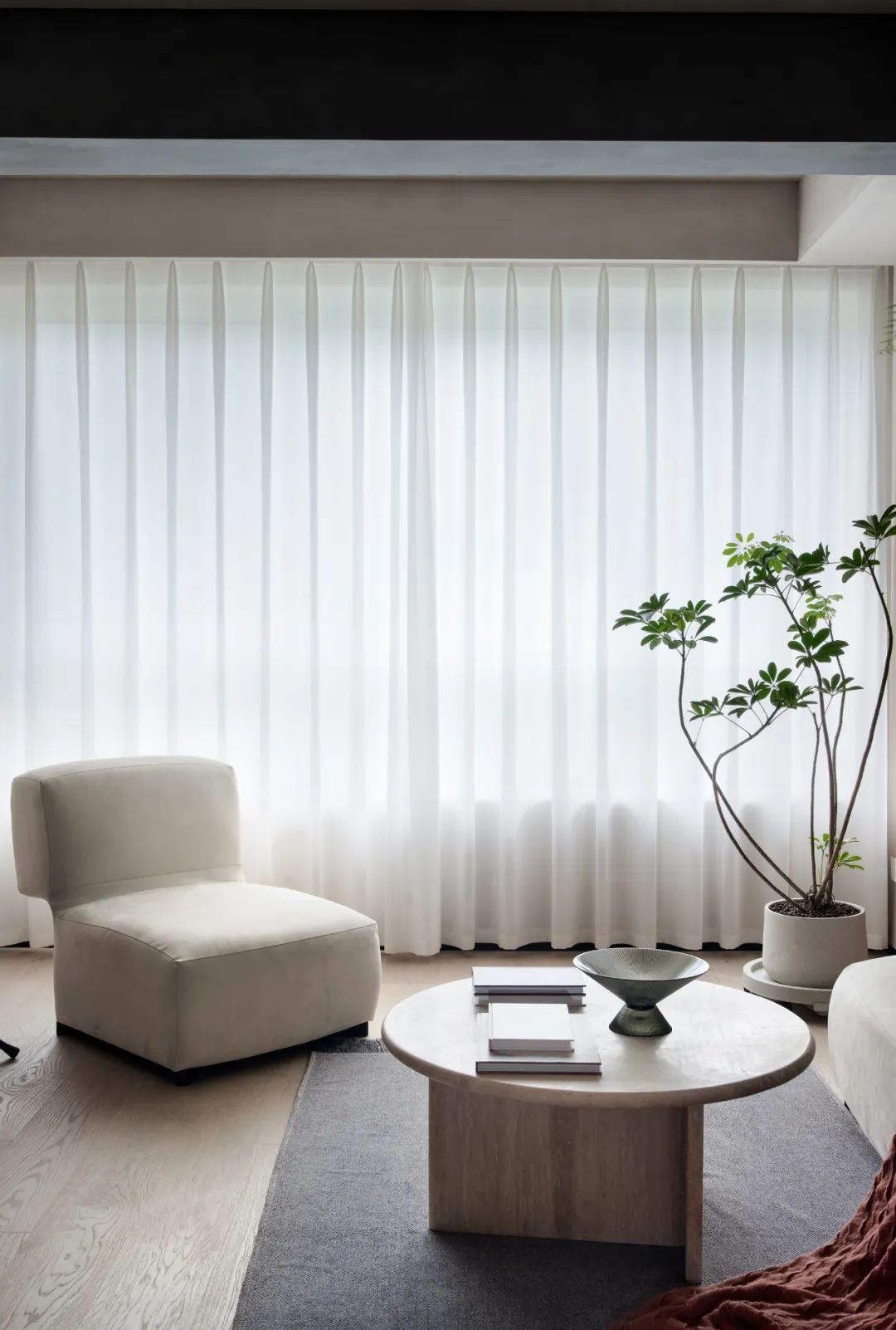 還在通刷大白墻?打破束縛的微水泥,中古家具的官宣底襯