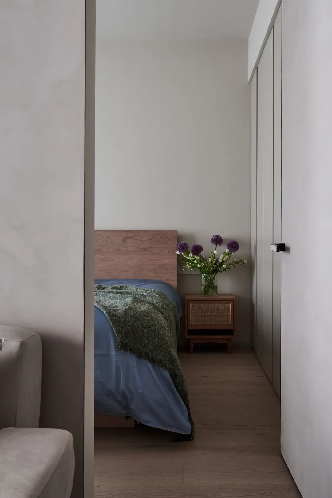 還在通刷大白墻？打破束縛的微水泥，中古家具的官宣底襯