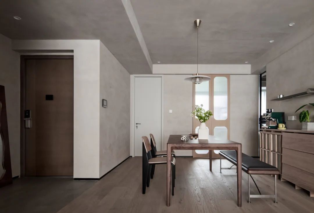 還在通刷大白墻?打破束縛的微水泥,中古家具的官宣底襯