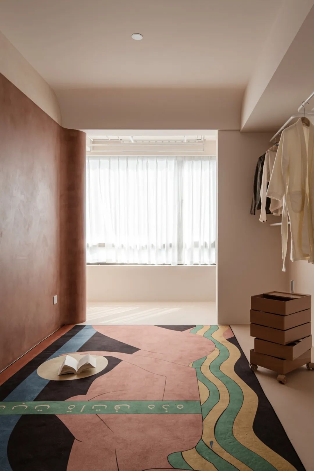 來一支草莓味的“冰激凌”，走進藝術總監的侘寂之家