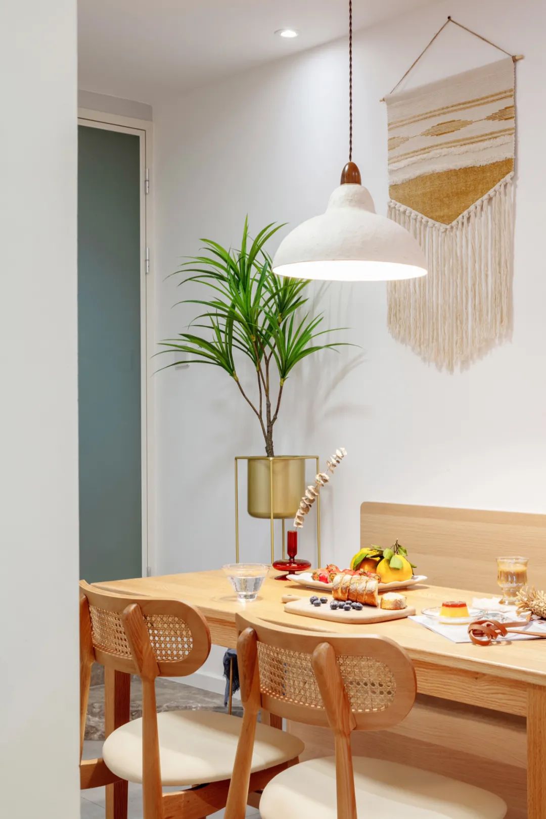 85㎡塞進多功能客廳，異戶型變成充滿巧思的北歐小家