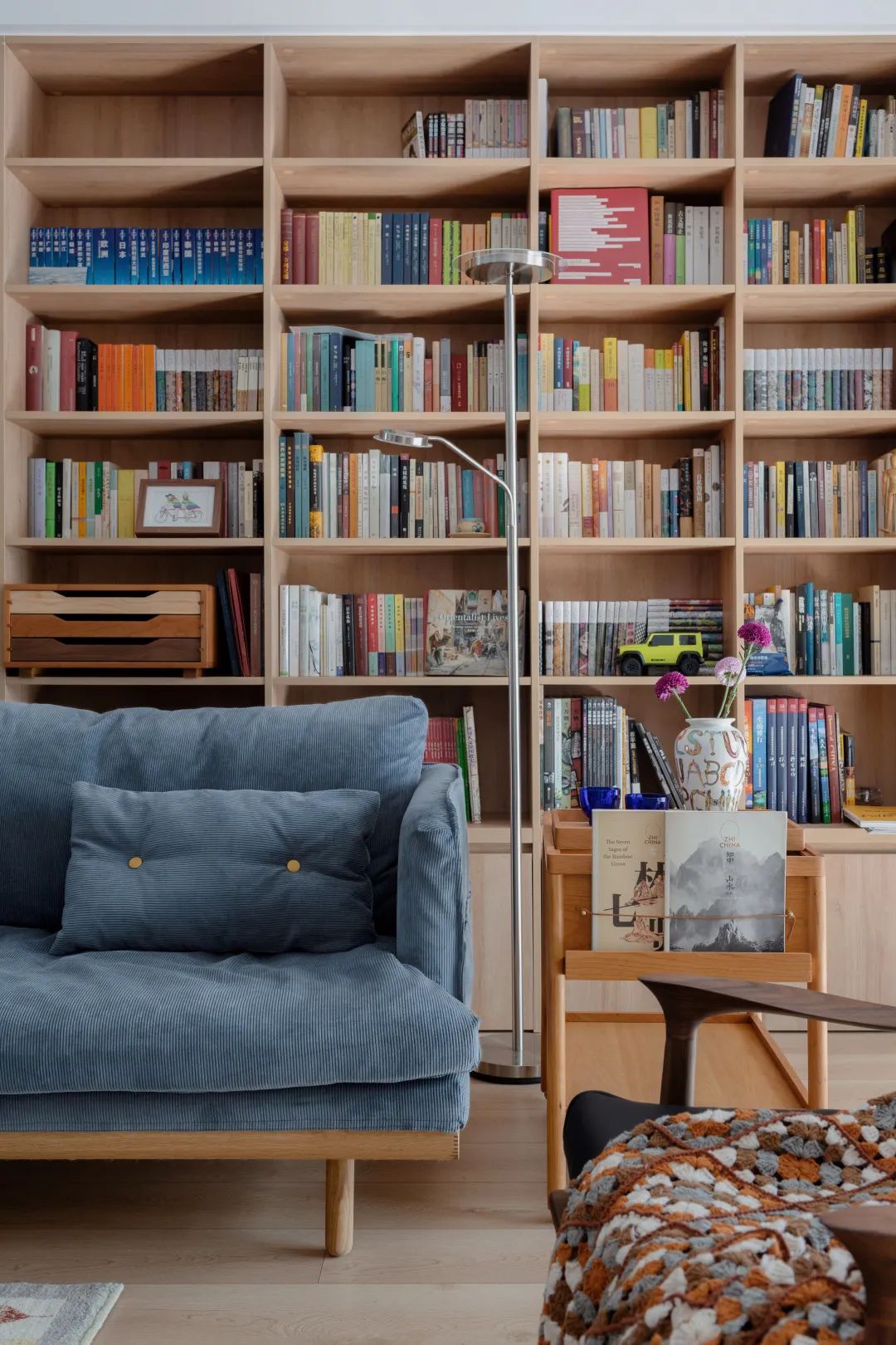 「歸隱」夫妻的都市“陋室”，慵懶原木藏書閣，宅不夠！