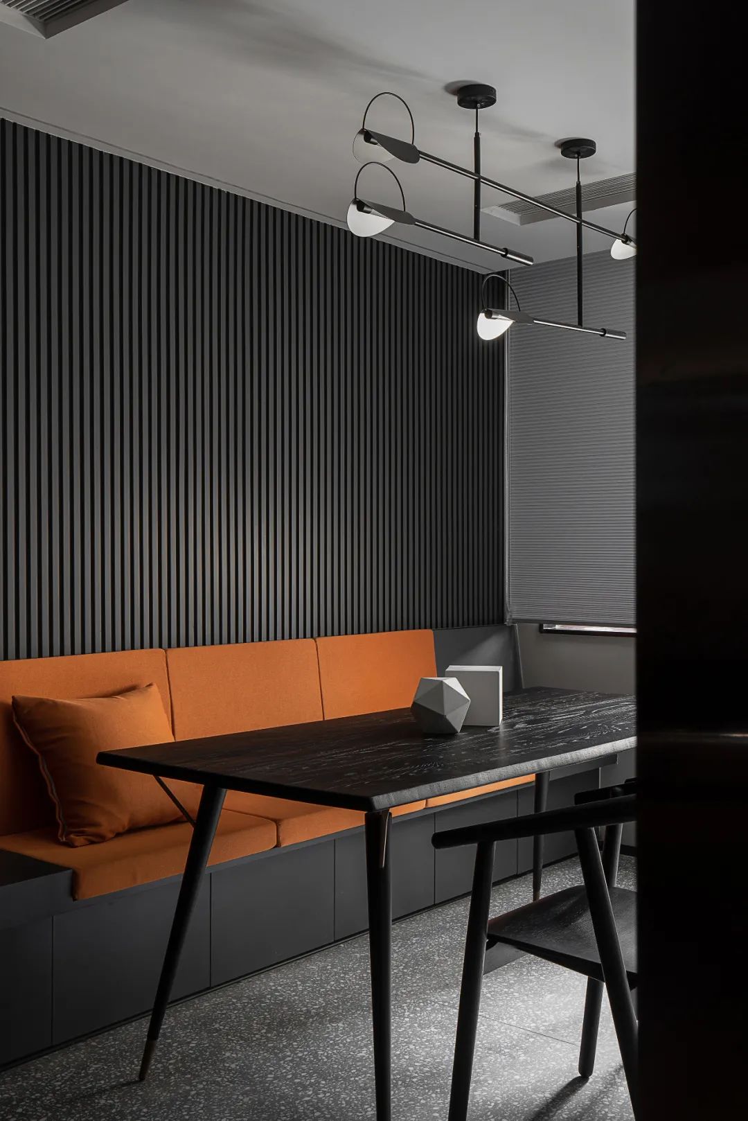 一家5口如何審美一致？他家刷成愛馬仕橙，房價都漲了