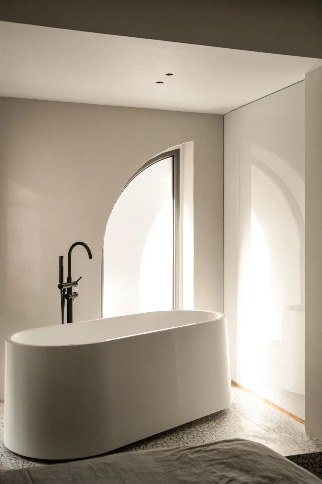 “去客廳化”有多爽?她家憑借異形窗+開放浴缸圈粉無數