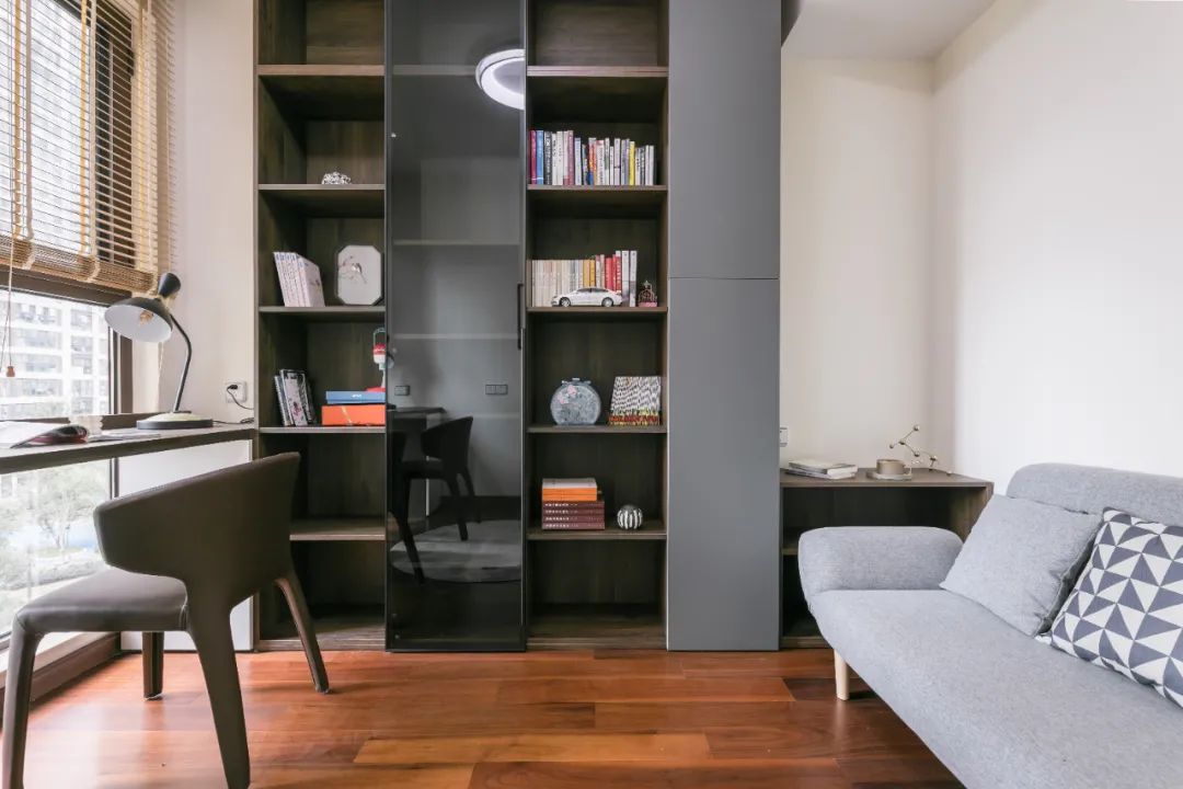 三口之家丨客餐廳一體＋超贊書架墻，滿滿精致感！