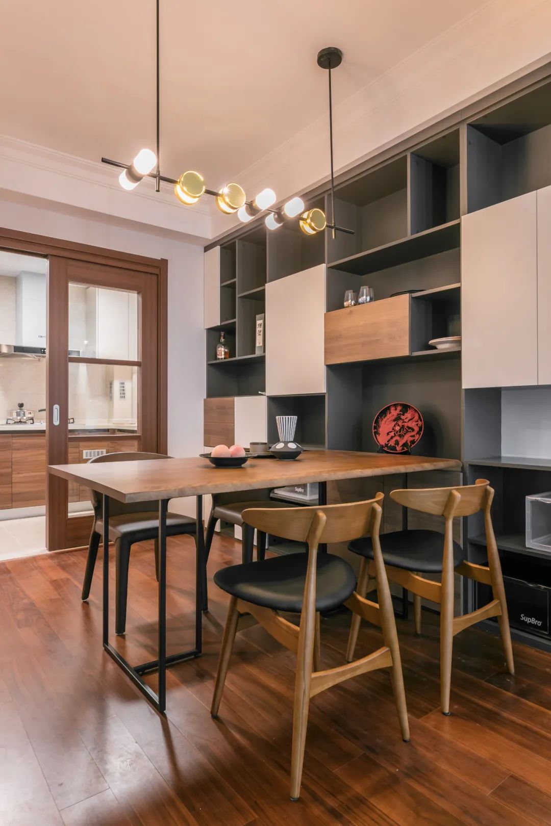 三口之家丨客餐廳一體＋超贊書架墻，滿滿精致感！