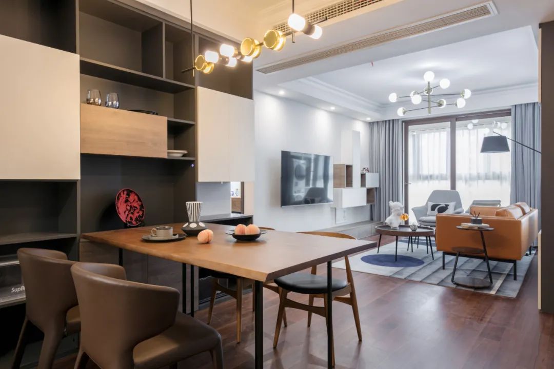 三口之家丨客餐廳一體＋超贊書架墻，滿滿精致感！