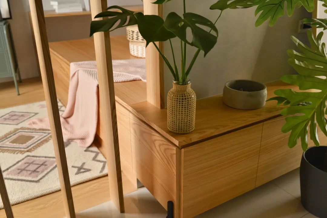 原木、鐵藝、莫蘭迪，美女律師住出獨(dú)居精彩